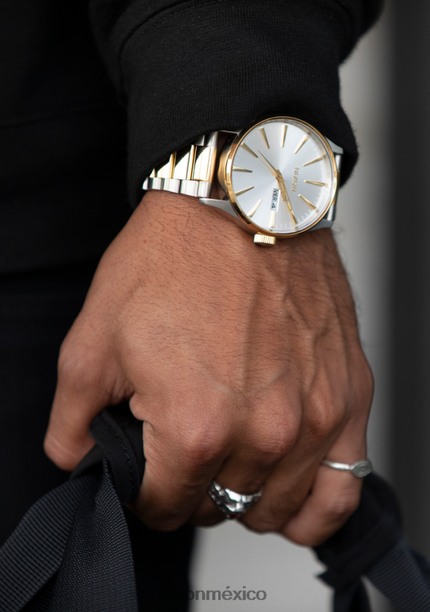 Nixon centinela de acero inoxidable Z2VL2N7 mirar oro plateado