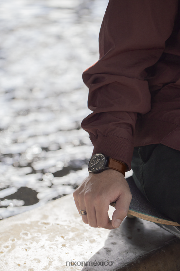 Nixon cuero solar centinela Z2VL2N93 mirar bronce