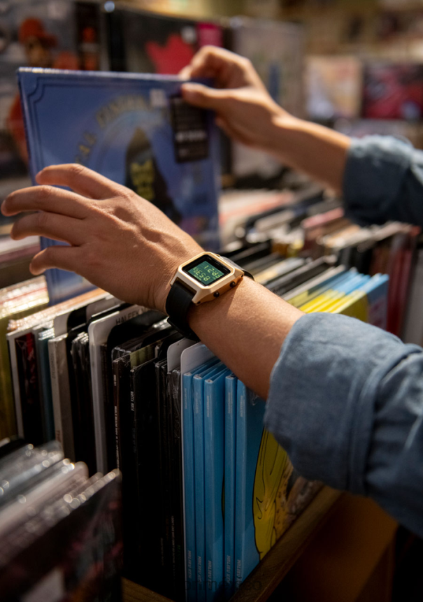 Nixon grapa Z2VL2N139 mirar oro negro